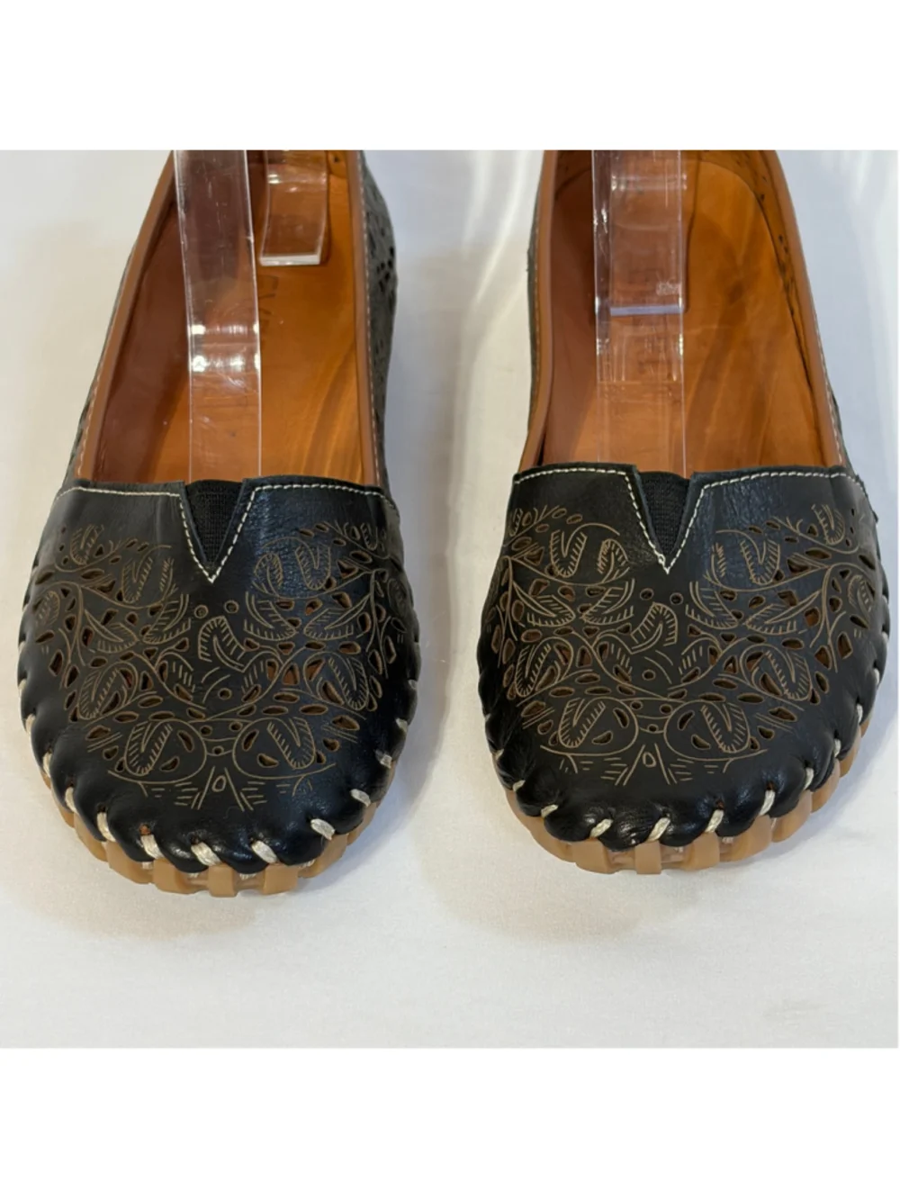 Everly Black Floral Laser Cutout Flats Women’s EU 38 Leather Removable Liner